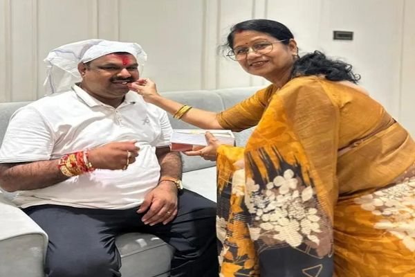 दुर्ग महापौर ने शिक्षा मंत्री को बांधी राखी, दी रक्षाबंधन की शुभकामनाएं