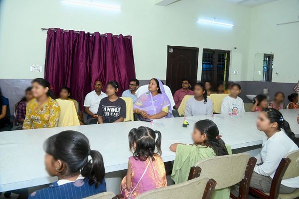 मंत्री श्रीमती लक्ष्मी राजवाड़े ने बालिका गृह की बेटियों के साथ सुनी &lsquo;मन की बात&rsquo;