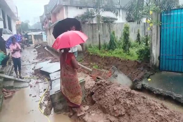 गड्ढे खोदकर भूली नगर पालिका! बारिश में भरभराकर गिरा आहता