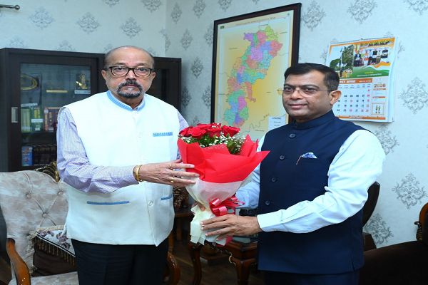  राज्यपाल श्री डेका से राज्य निर्वाचन आयुक्त ने सौजन्य भेंट की