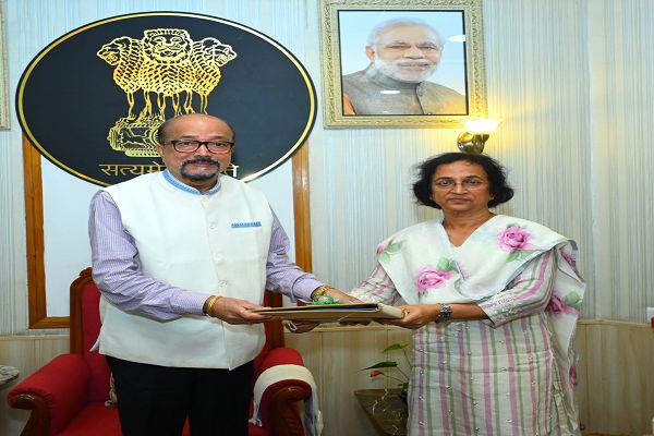  राज्यपाल श्री डेका को लोक सेवा आयोग की अध्यक्ष सुश्री शांडिल्य ने वार्षिक प्रतिवेदन सौंपा