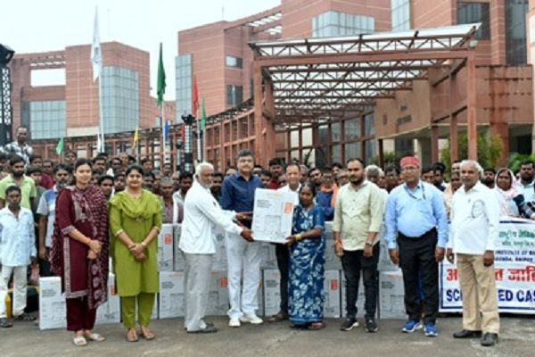 एससीएसपी कार्यक्रम के तहत किसानों को वितरित किए पावर स्प्रेयर एवं सोलर पैनल