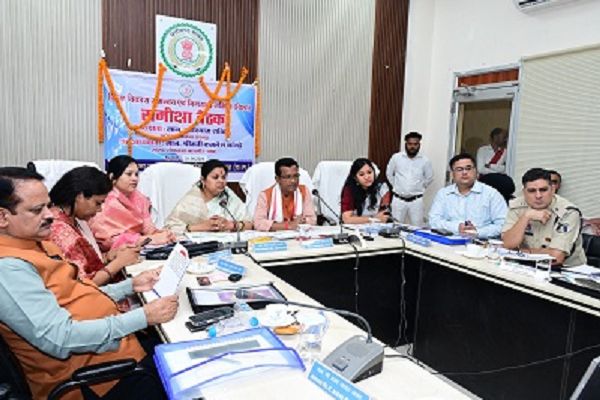 सड़क सुरक्षा समिति की हुई बैठक, यातायात नियमों के पालन को बढ़ावा देने अभियान चलाने के निर्देश