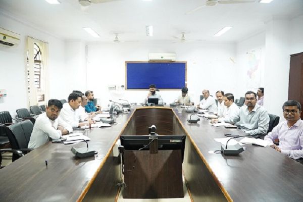 कलेक्टर रोहित व्यास ने राजस्व एवं कृषि विभाग की समीक्षा की