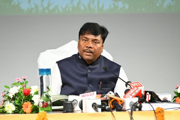 माननीय मंत्री वन एवं जलवायु परिवर्तन, परिवहन, सहकारिता, संसदीय कार्य श्री केदार कश्यप विभागीय गतिविधियों एवं उपलब्धियों पर आज छत्तीसगढ संवाद के आडिटोरियम (नवा रायपुर,अटल नगर ) में प्रेस को संबोधित करते हुए