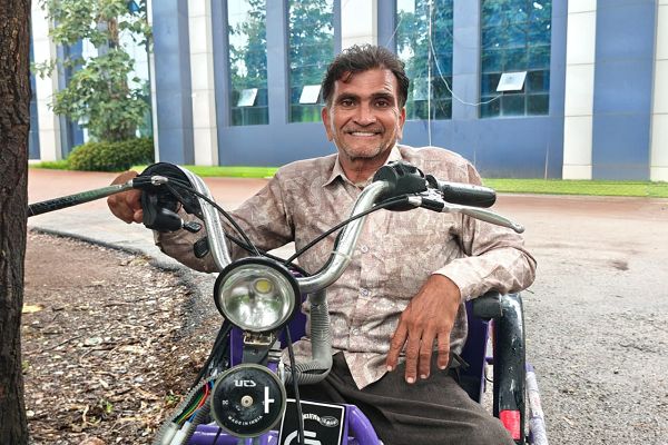&rsquo;शोभित को थी चलने फिरने की समस्या, सीएम हेल्पलाइन नंबर से त्वरित मिला बैटरी चलित ट्राइसाइकिल