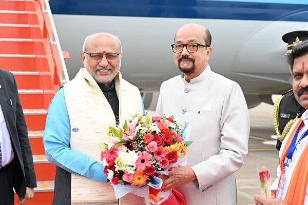 राज्यपाल श्री डेका ने उपराष्ट्रपति श्री राधाकृष्णन का किया आत्मीय स्वागत