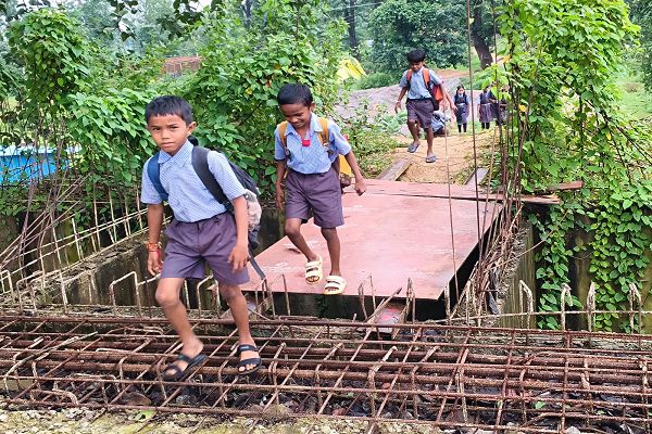  *स्कूल आने के लिए हर कदम में मौत का सामना कर रहे आदिवासी बच्चे 20 फीट ऊंचे पिलर पर लोहे के सीढ़ी के सहारे जान जोखिम में डालने को मजबूर*