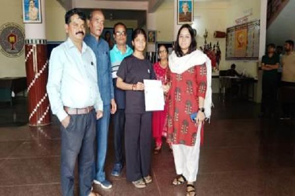 अभिभावकों के साये के बिना भी नहीं रुका पढ़ाई का सफर : बस्तर मुन्ने योजना से एकलव्य विद्यालय पहुंचीं चमेली कुंजाम
