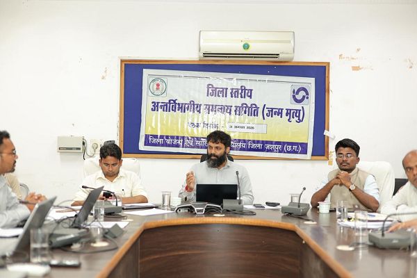 कलेक्टर ने संबंधित अधिकारियों को समय सीमा के भीतर जन्म और मृत्यु प्रमाण पत्र बनाने के दिए निर्देश