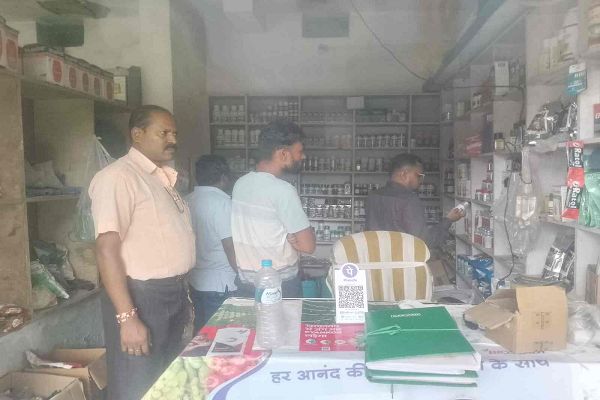 मनोरा में कृषि विभाग की बड़ी कार्रवाई, दो कीटनाशक विक्रेताओं पर लगा बिक्री प्रतिबंध