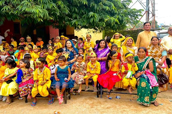 राधा-कृनन्हे ष्ण की मनमोहक झांकियों से सजा विद्यालय,मटकी फोड़, रस्साकशी और डांडिया ने बढ़ाया जन्माष्टमी का उत्साह सरस्वती शिशु मंदिर में हर्षोल्लास के साथ मनाया गया श्रीकृष्ण जन्मोत्सव
