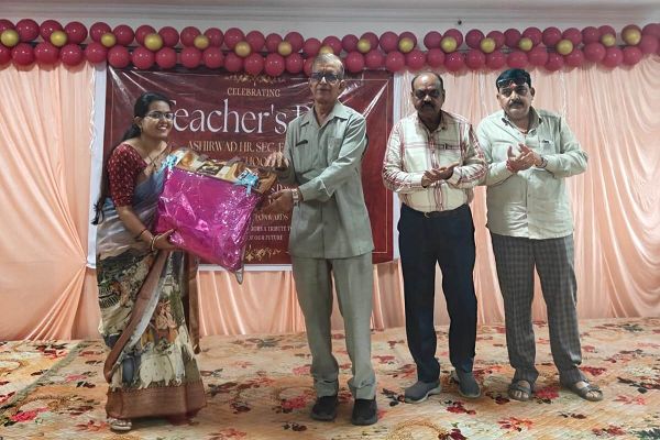आशीर्वाद इंग्लिश स्कूल में मनाया गया शिक्षक दिवस