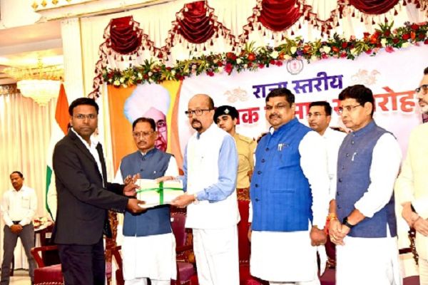 राज्यपाल पुरस्कार से सम्मानित हुए सूरजपुर के शिक्षक गोपाल सिंह और योगेश साहू