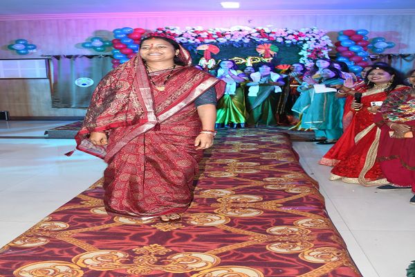 तीज के रंग में रंगा रायपुर प्रेस क्लब, श्रीमती लक्ष्मी राजवाड़े ने रैंप वॉक कर बढ़ाया महिला पत्रकारों का उत्साह