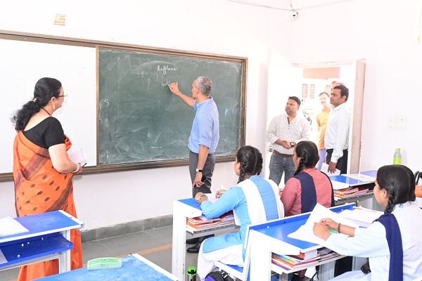 कलेक्टर शर्मा पहुंचे पीएम जवाहर नवोदय विद्यालय पाण्डुका, बच्चों को जीव विज्ञान का पढ़ाया पाठ
