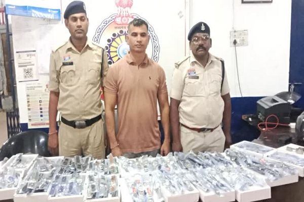दुर्ग में नकली घड़ियों का खेल: इंदिरा मार्केट में टाइटन-फास्ट्रैक की 280 घड़ियां जब्त