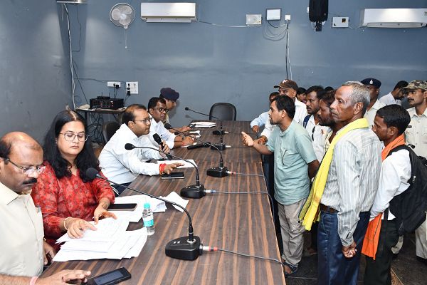  जनदर्शन में कलेक्टर ने सुनीं आम नागरिकों की समस्याएं, अधिकारियों को समयबद्ध निराकरण के निर्देश
