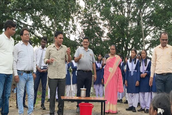 ज्ञान के साथ स्वच्छता का संदेश: कामठी विद्यालय में साक्षरता एवं हाथ धुलाई दिवस पर रोचक गतिविधि