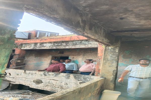 जर्जर भवन नहीं हटाया तो मकान मालिक स्वयं होंगे जिम्मेदार, नगर पालिका ने दी सख्त चेतावनी