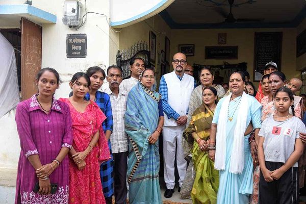 राज्यपाल पहुंचे पद्म विभूषण स्व. डॉ. तीजन बाई के गृह ग्राम गनियारी, परिजनों से की चर्चा