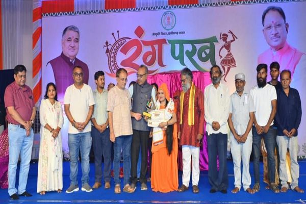 हंसी के ठहाकों से लेकर मीरा की भक्ति तक, &lsquo;रंग परब&rsquo; के दूसरे दिन सजी रंगमंच की महफिल