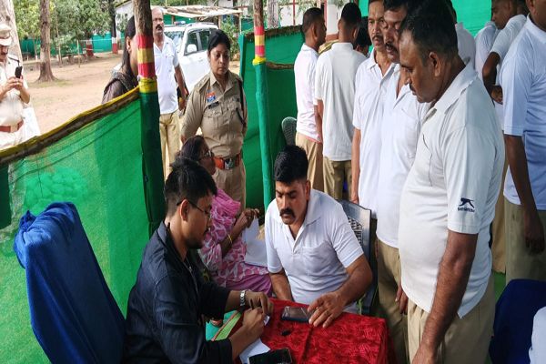 ग्राम तारूड में जवानों के स्वास्थ्य की हुई जांच, 70 जवानों का स्वास्थ्य परीक्षण