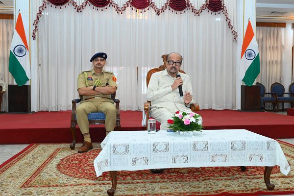  राज्यपाल श्री डेका ने विद्यार्थियों से किया संवाद, दिए सफलता के मंत्र