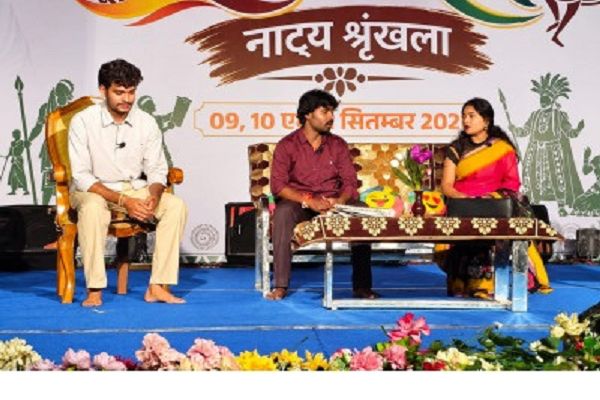 &lsquo;टीस&rsquo; की संवेदनाओं से &lsquo;हण्डा&rsquo; के लोक रंग तक, रंग परब का यादगार समापन