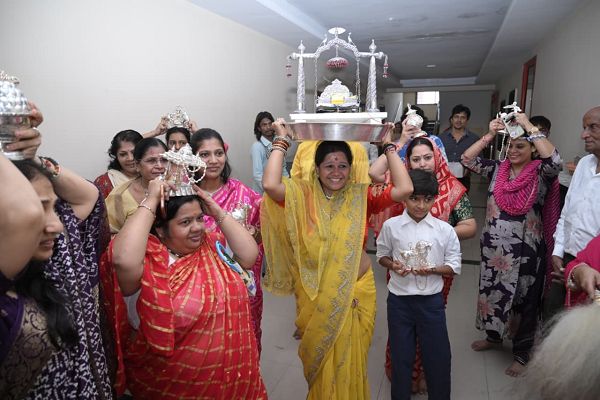 बाजे कुण्डलपुर में बधाई वीर जन्मे महावीर जन्मे: पालना की भक्ति में गूंजे वीर प्रभु के गीत