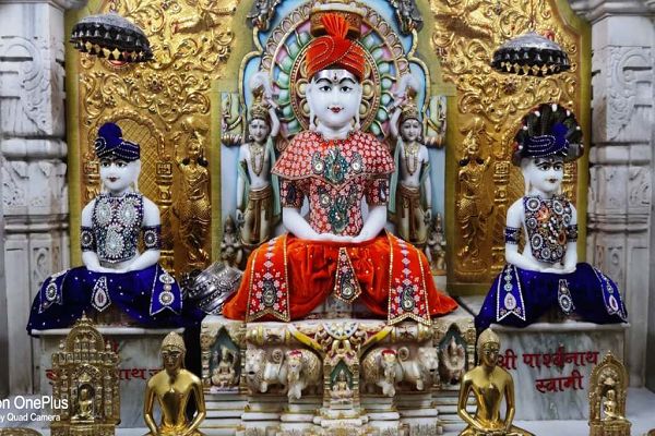 सोने-चांदी के धागों, हीरे-माणक-मोती जड़ित वस्त्रों से सजाई तीर्थंकरों की प्रतिमाएं