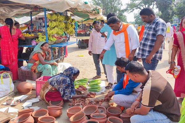 सेवा संकल्प अभियान के तहत प्रधानमंत्री  नरेंद्र मोदी  के जन्मदिवस पर हर घर आशीर्वाद का दिया जलाने का आव्हान भाजपा जिला अध्यक्ष श्री चंद्राकर ने किया। मैनपुर के साप्ताहिक बाजार में दिए की खरीदी की।