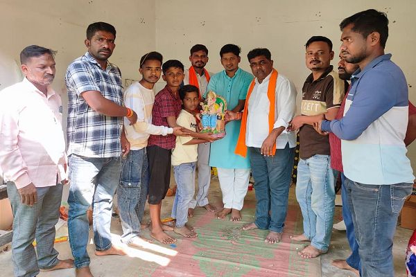  *बच्चों के बीच &lsquo;बच्चे&rsquo; बने भाजपा जिलाध्यक्ष अनिल चंद्राकर, नन्हे भक्तों को भेंट की गणेश प्रतिमा*