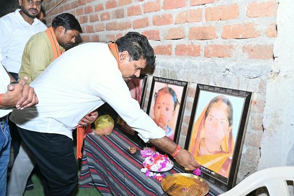 उप मुख्यमंत्री श्री विजय शर्मा ने महाराष्ट्र सड़क हादसे में मृतकों के परिजनों से मिलकर व्यक्त की संवेदना