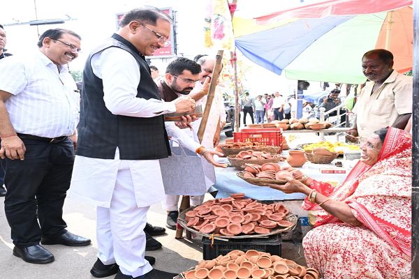  सड़क किनारे पसरे पर अचानक पहुंचे मुख्यमंत्री श्री विष्णु देव साय, मीरा के पसरे से खरीदा &lsquo;आशीर्वाद का दीया&rsquo;