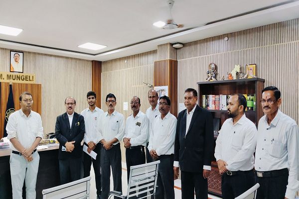लोरमी - आज दिनांक 16 सितंबर को अधिवक्ता संघ लोरमी के पदाधिकारी एवं अधिवक्ता संघ के सदस्य गण मुंगेली कलेक्टर को आवेदन पत्र दिए हैं 