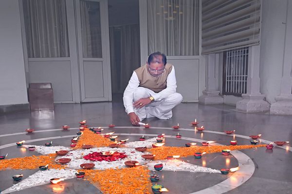 प्रधानमंत्री श्री नरेंद्र मोदी के जन्मदिवस पर मुख्यमंत्री श्री विष्णु देव साय ने अपने निवास पर जलाया &lsquo;आशीर्वाद का दीया&rsquo;