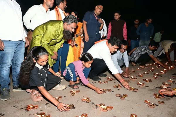  सेवा संकल्प अभियान : उप मुख्यमंत्री श्री विजय शर्मा ने मां दंतेश्वरी मंदिर में दीप प्रज्ज्वलित कर किया &lsquo;सेवा संकल्प अभियान&rsquo; का बस्तर में किया शुभारंभ