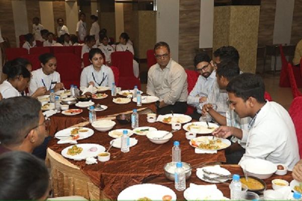 कलेक्टर ने किया मेडिकल कॉलेज के विद्यार्थियों के साथ सहभोज,