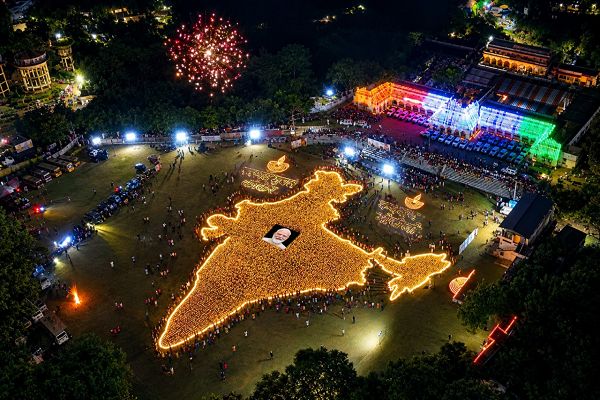 भारत के मानचित्र पर साकार हुआ &lsquo;आशीर्वाद का दीया', एक साथ जले 51 हजार दीप