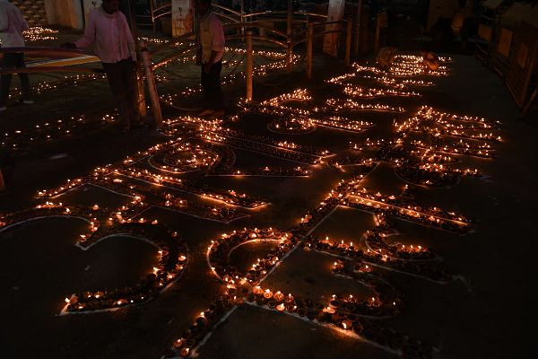 माता भद्रकाली मंदिर परिसर 11,101 दीयों की रोशनी से जगमगाया: प्रधानमंत्री के चिरायु, दीर्घायु, शतायु जीवन की हुई कामना