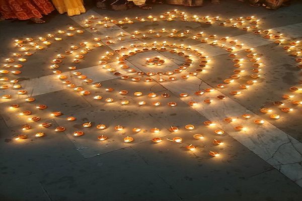 भारत के मानचित्र पर साकार हुआ &lsquo;आशीर्वाद का दीया एक साथ जले 51 हजार दीया