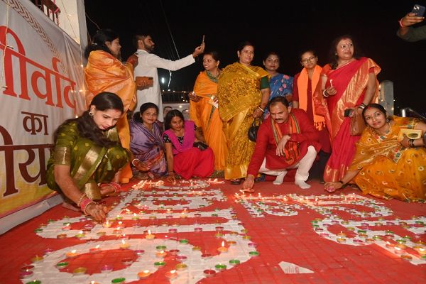 एमसीबी : पांच लाख दीयों से रोशन हुआ मनेन्द्रगढ़, &lsquo;सेवा संकल्प&rsquo; का भव्य आगाज