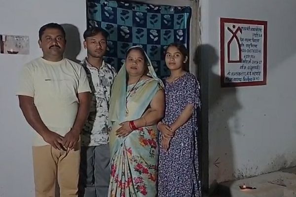 निराला परिवार ने नए घर में जलाया &lsquo;आशीर्वाद का दीया&rsquo;