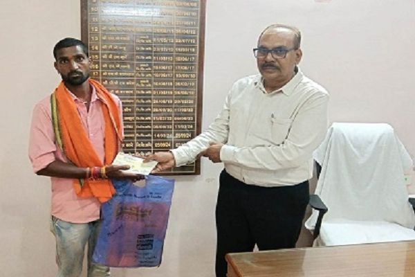 सांसद संतोष पाण्डेय ने दिव्यांगजनों को पेट्रोल चलित स्कूटी प्रदान की