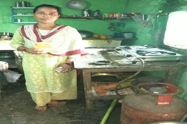 बदलाव की कहानी सफलता की कहानी : सेवा संकल्प अभियान: धुएं वाली रसोई से स्वच्छ ईंधन तक, रीना देवी के जीवन में आया बदलाव