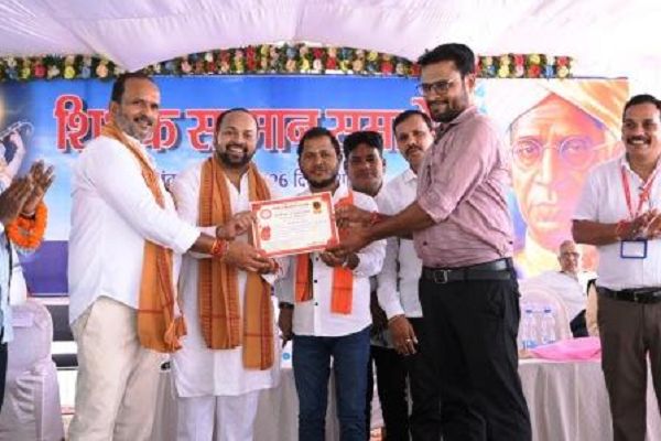 शिक्षक केवल पढ़ाते नहीं, पीढ़ियों का निर्माण करते हैं : विधायक दीपेश साहू