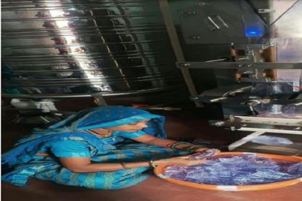 &rsquo;सेवा संकल्प&rsquo; से सशक्त हुई ग्रामीण महिलाएं, गौरी समूह ने पानी पाउच निर्माण से गढ़ी आत्मनिर्भरता की नई गाथा