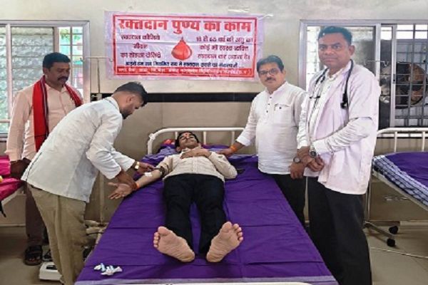नरहरपुर में रक्तदान शिविर आयोजित, 28 युवाओं ने किया रक्तदान