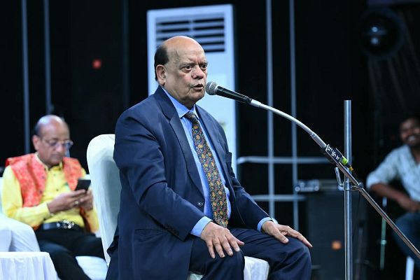 चक्रधर समारोह में पद्मश्री सुरेंद्र शर्मा ने हास्य-व्यंग्य से खूब गुदगुदाया